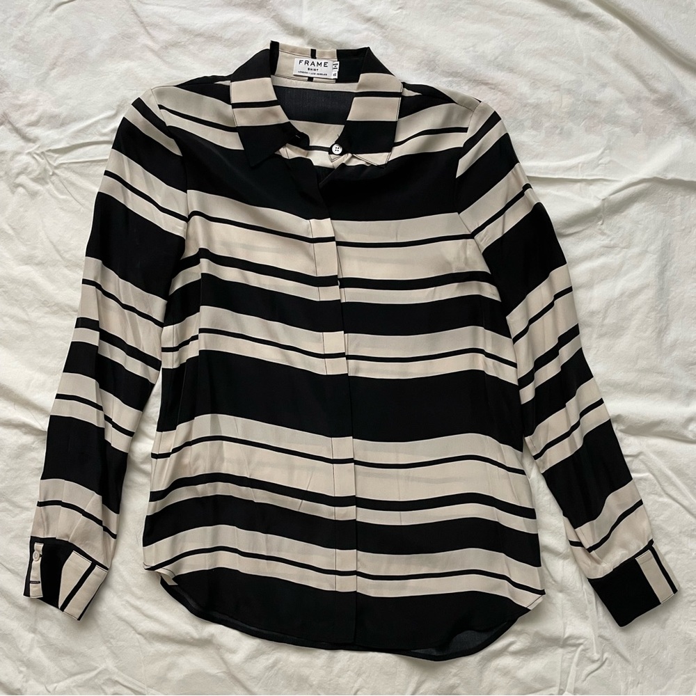 FRAME Denim - Silk Le Essential Blouse in Noir Sculpture